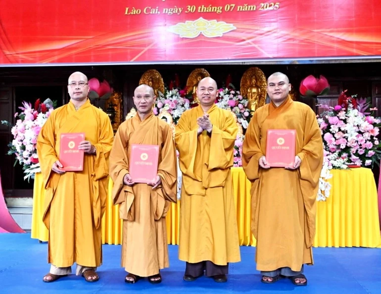 Thượng toạ Thích Đức Thiện trao quyết định đến các vị trong Ban Thường trực Ban Trị sự GHPGVN tỉnh nhiệm kỳ 2022-2027