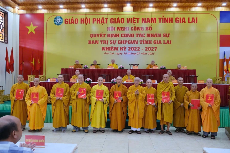 Hòa thượng Thích Huệ Thông trao quyết định đến chư tôn đức Ban Thường trực