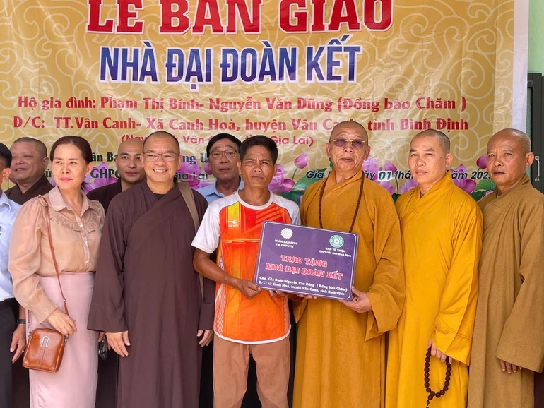 Chư tôn đức bàn giao nhà mới đến gia đình ông Nguyễn Văn Dũng, cư trú tại xã Canh Hòa