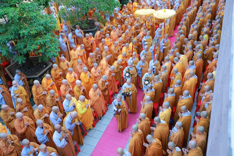 Chư hành giả trường hạ Ni viện Thiện Hòa cung đón chư tôn giáo phẩm Ni Phân ban Ni giới T.Ư