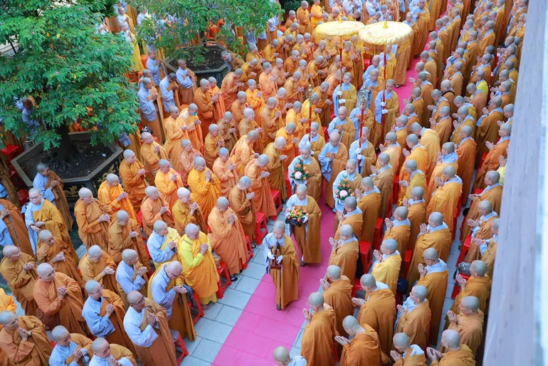 Chư hành giả trường hạ Ni viện Thiện Hòa cung đón chư tôn giáo phẩm Ni Phân ban Ni giới T.Ư