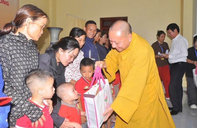 Hòa thượng Thích Gia Quang trao quà cho học sinh tại tỉnh Tuyên Quang