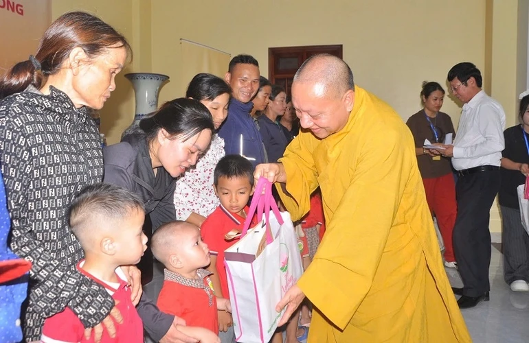 Hòa thượng Thích Gia Quang trao quà cho học sinh tại tỉnh Tuyên Quang
