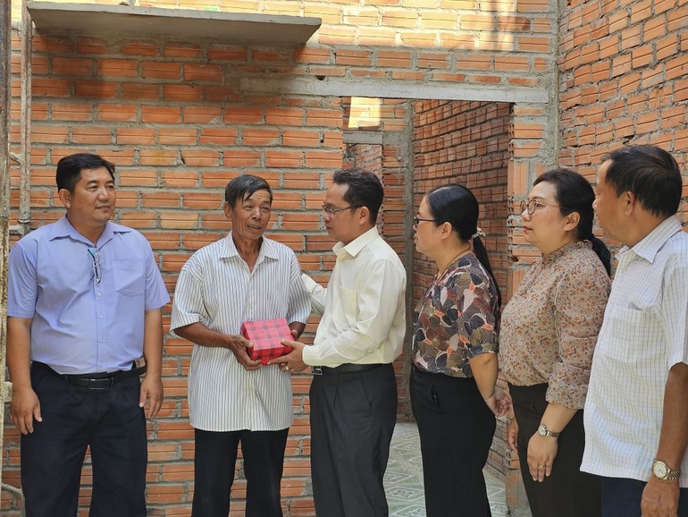 Ông Phạm Minh Tuấn trao quà đến các hộ bị ảnh hưởng giông lốc - Ảnh: MTTP