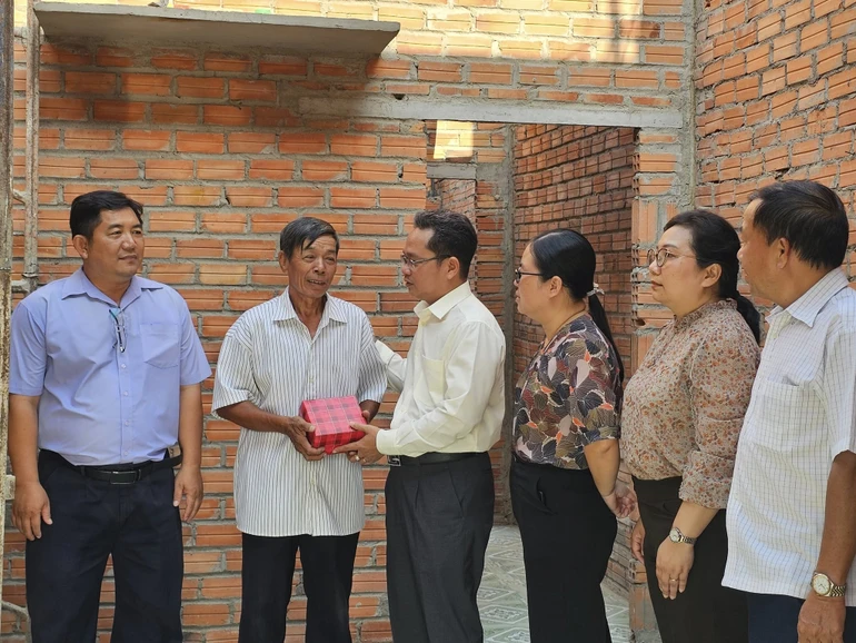 Ông Phạm Minh Tuấn trao quà đến các hộ bị ảnh hưởng giông lốc - Ảnh: MTTP