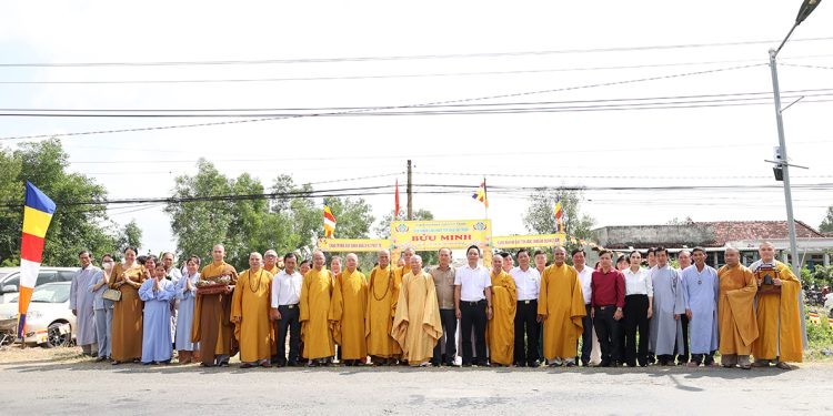 Chư tôn đức Tăng Ni, đại diện chính quyền địa phương và Phật tử trong ngày vui của Đạo tràng Bửu Minh