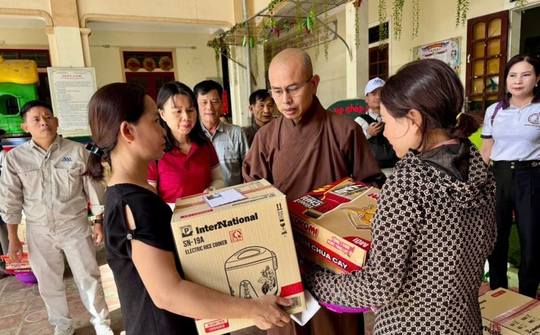 Đại đức Thích Định Tuệ trao quà đến những gia đình khó khăn bị ảnh hưởng bão lũ