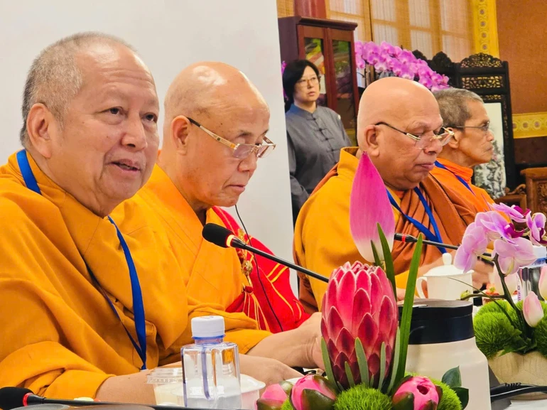 Hòa thượng Phra Brahmapundit, các vị trong ICDV và Hiệp hội Phật giáo Trung Quốc tham dự họp