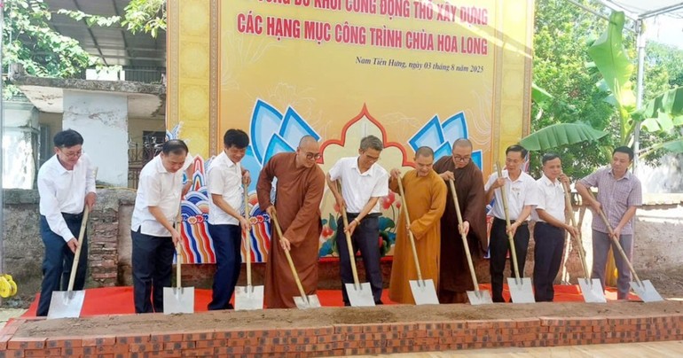 Chư tôn đức và lãnh đạo địa phương thực hiện nghi thức động thổ 