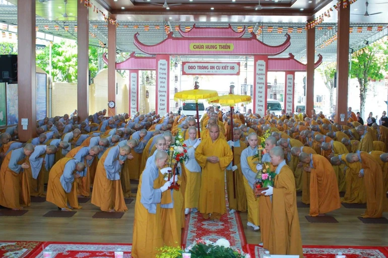 Hành giả Ni cung đón đoàn chư tôn đức Ban Trị sự tỉnh