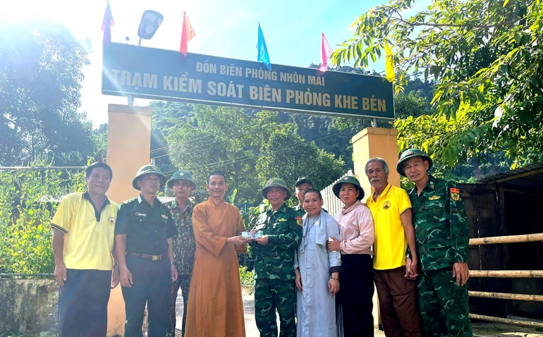 Đoàn trao hỗ trợ tại Trạm Kiểm soát Biên phòng Khe Bén 