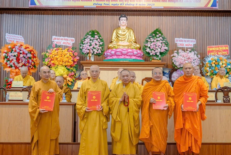 Trưởng lão Hòa thượng Thích Thiện Pháp trao quyết định đến chư tôn đức Ban Thường trực Ban Trị sự tỉnh