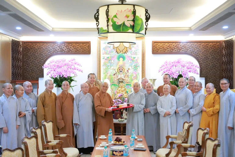 Ni trưởng Từ Dung trao quà lưu niệm đến Ni trưởng Thích nữ Nhật Khương nhân chuyến thăm - Ảnh: Trung Thắng