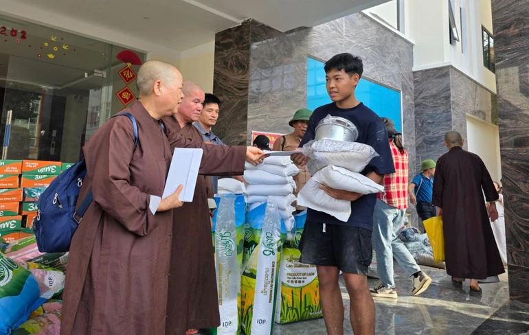 Ban Từ thiện xã hội GHPGVN TP.Huế trao quà hỗ trợ cho bà con tỉnh Nghệ An bị ảnh hưởng bão lũ