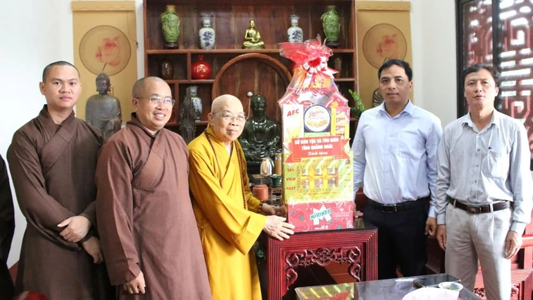 Lãnh đạo Sở Dân tộc và Tôn giáo tỉnh chúc mừng Ban Trị sự tỉnh Quảng Ngãi sau kiện toàn nhân sự Ban Trị sự