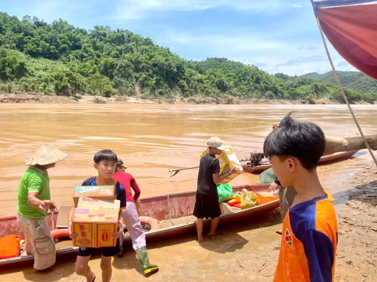 Chuyển quà đến cho bà con miền núi phía Tây tỉnh Nghệ An