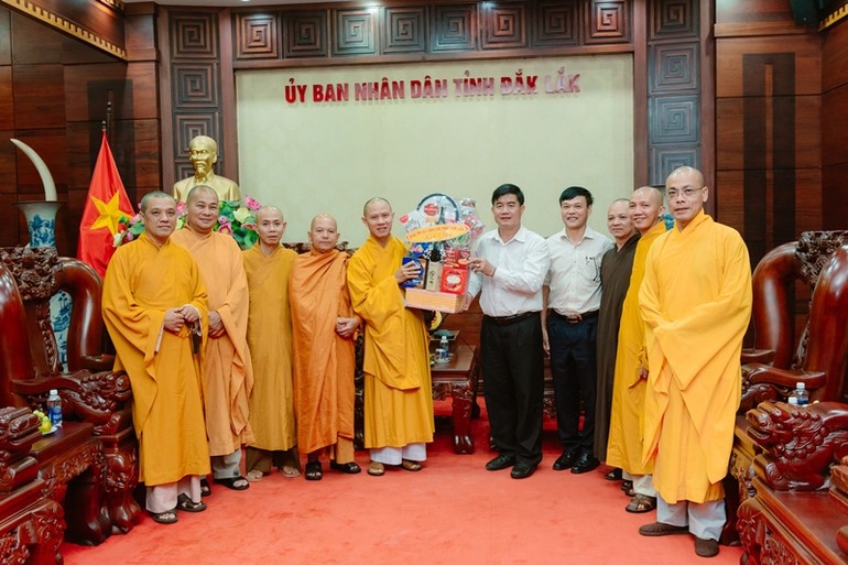 Đại đức Thích Minh Nguyên chúc mừng lãnh đạo UBND tỉnh tại buổi gặp gỡ