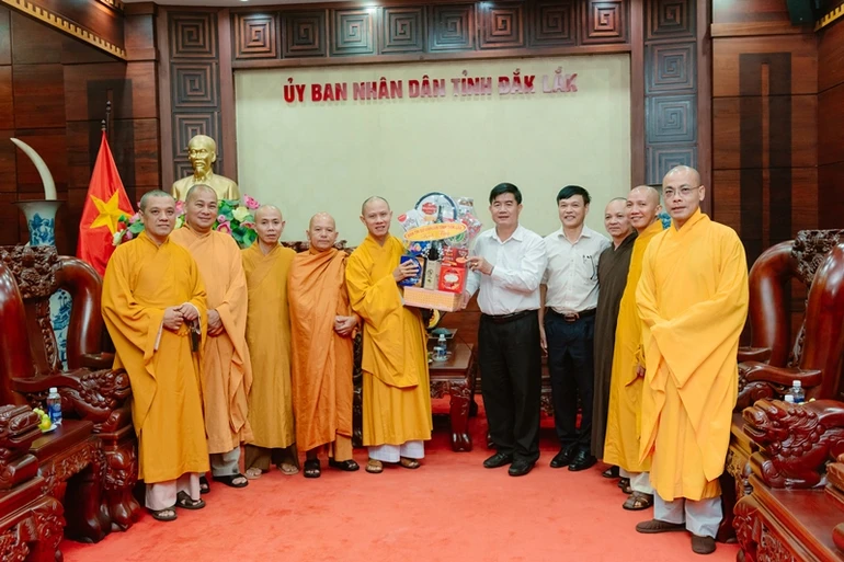 Đại đức Thích Minh Nguyên chúc mừng lãnh đạo UBND tỉnh tại buổi gặp gỡ