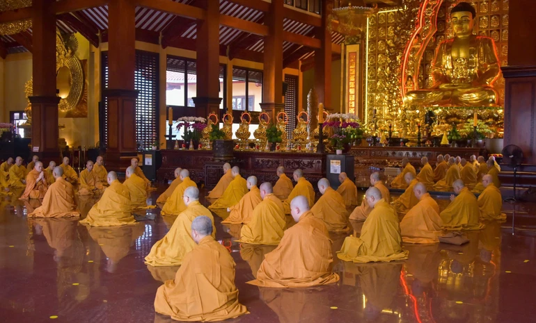 Lễ Bố-tát tại chánh điện Việt Nam Quốc Tự - Ảnh: Quảng Đạo/BGN