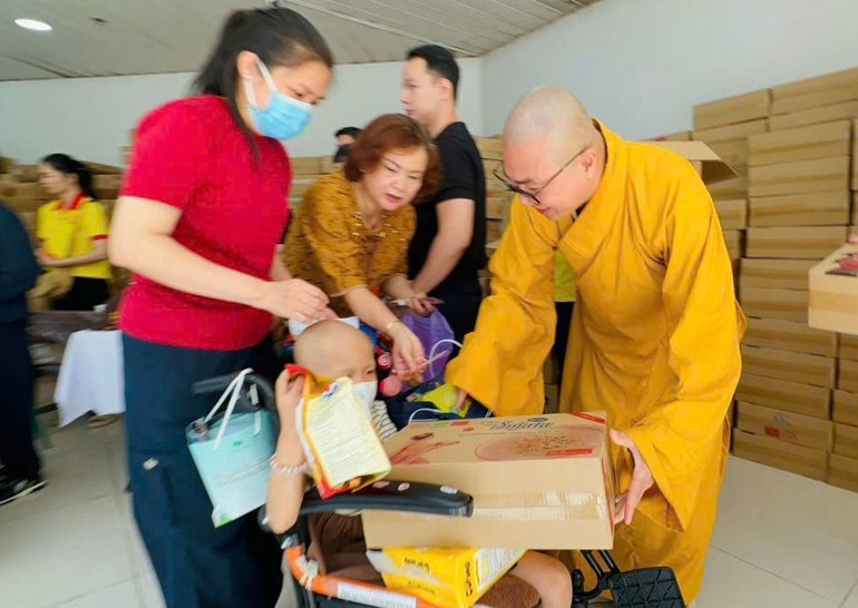 Đại đức Thích Minh Phú trao quà đến bệnh nhi tại Bệnh viện Ung Bướu TP.HCM - cơ sở 2