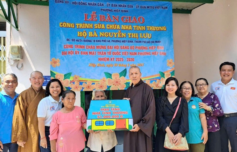 Hòa thượng Thích Giác Trí tặng quà đến bà Nguyễn Thị Lưu nhân dịp bà có căn nhà mới