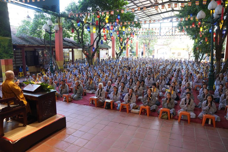 Phật tử đạo tràng Pháp Hoa khu vực Hà Nội và Phật tử lân cận tham gia khóa tu tại chùa Bằng