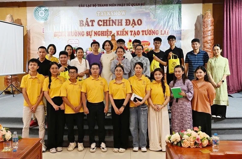 Ban Tổ chức và khách mời chụp ảnh lưu niệm nhân buổi giao lưu