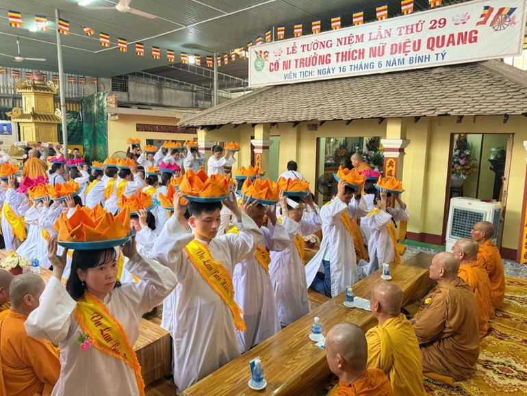 Phật tử dâng pháp y cúng dường nhân Lễ Vu lan - Báo hiếu