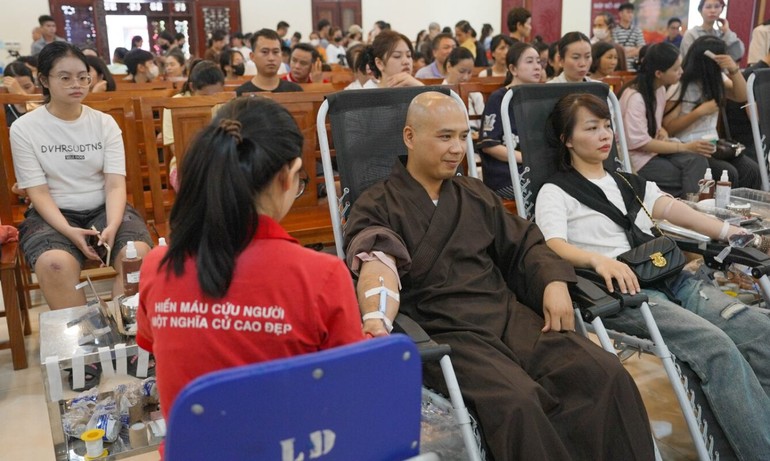 Nhiều vị Tăng, Ni tham gia hiến máu tại chương trình