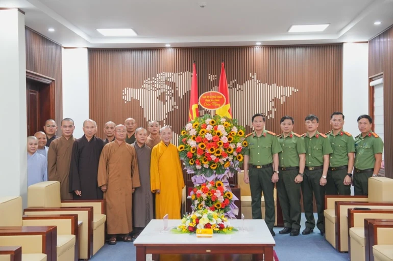 Hòa thượng Thích Bảo Nghiêm thăm, chúc mừng Kỷ niệm 80 năm ngày thành lập Lực lượng Công an Nhân dân