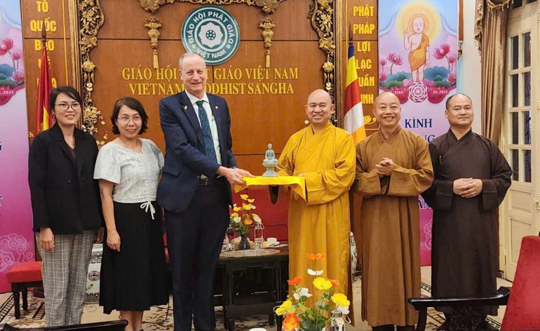  Thượng tọa Thích Đức Thiện trao tặng tôn tượng Đức Phật đến ông Yaron Mayer