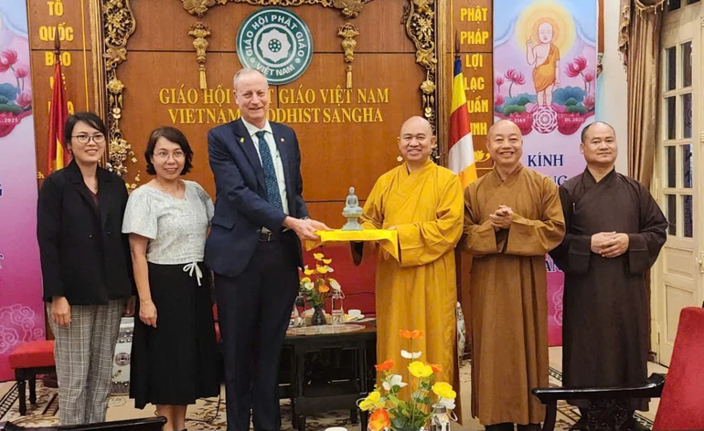  Thượng tọa Thích Đức Thiện trao tặng tôn tượng Đức Phật đến ông Yaron Mayer