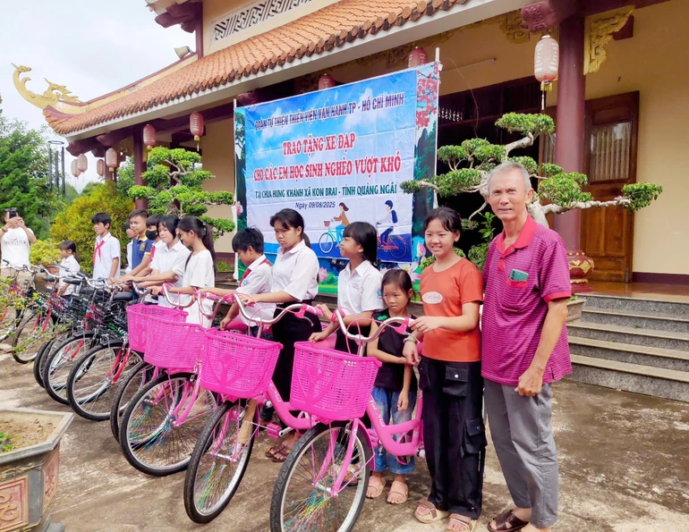 Đoàn tặng 10 chiếc xe đạp cho các em học sinh giỏi Trường Phổ thông dân tộc bán trú - Trung học Cơ sở Kon Braih