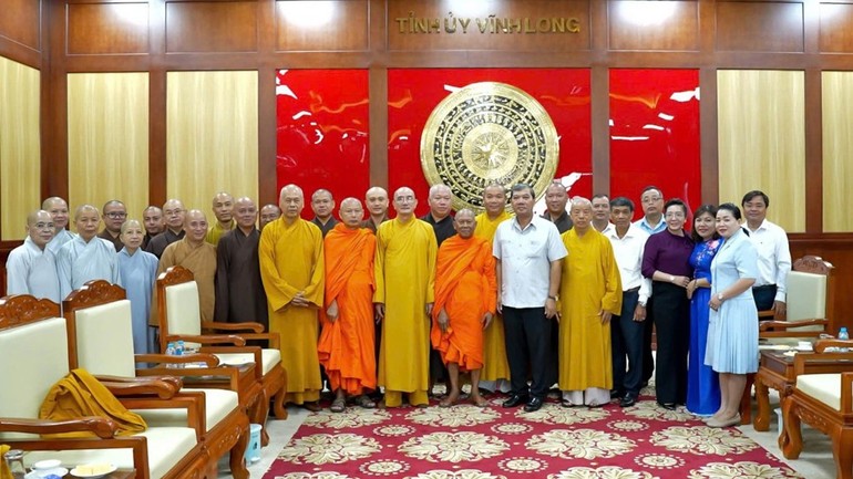 Phái đoàn Ban Trị sự tỉnh và lãnh đạo Tỉnh ủy, các cơ quan chụp ảnh lưu niệm