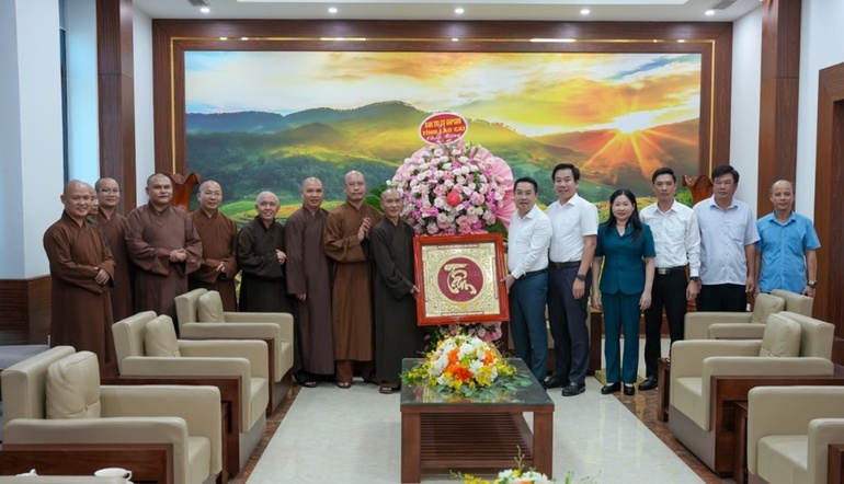Chư tôn đức Ban Trị sự GHPGVN tỉnh tặng hoa chúc mừng lãnh đạo Tỉnh ủy, UBND tỉnh Lào Cai