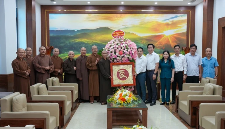 Chư tôn đức Ban Trị sự GHPGVN tỉnh tặng hoa chúc mừng lãnh đạo Tỉnh ủy, UBND tỉnh Lào Cai
