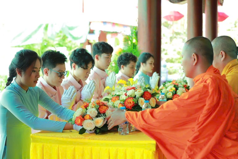 Phật tử dâng hoa cúng dường chư tôn đức tại Khóa tu tuổi trẻ lần 4 với chủ đề "Yêu thương tiếp nối"