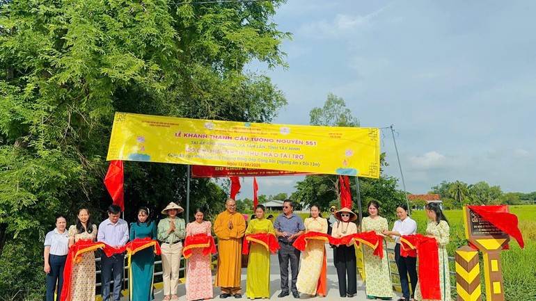 Đại đức Thích Minh Phú, trụ trì chùa Tường Nguyên cắt băng khánh thành cầu Tường Nguyên 551 tại xã Tân Lân, tỉnh Tây Ninh