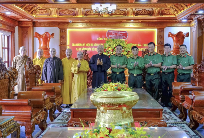 Chụp ảnh lưu niệm nhân Kỷ niệm 80 năm ngày thành lập Lực lượng Công an nhân dân VN