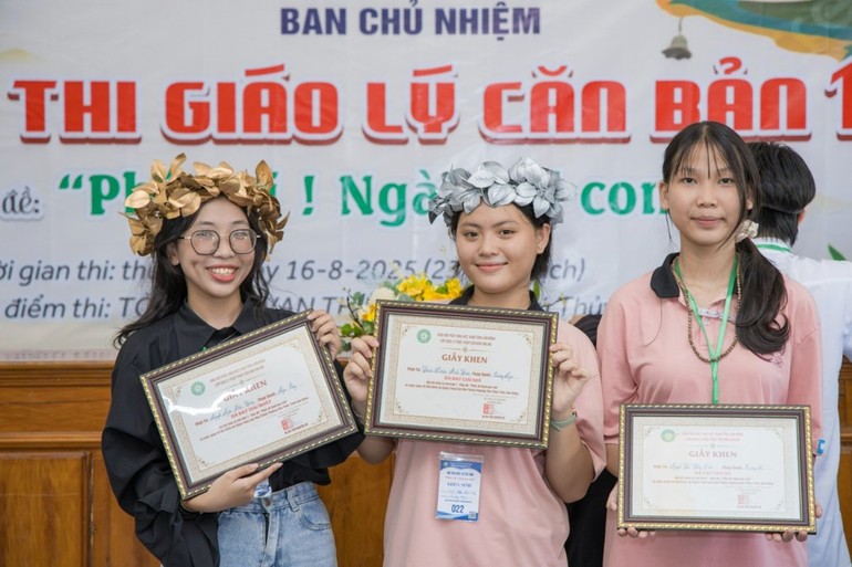 Phật tử Ngọc Quý (bìa trái) đạt giải nhất hội thi