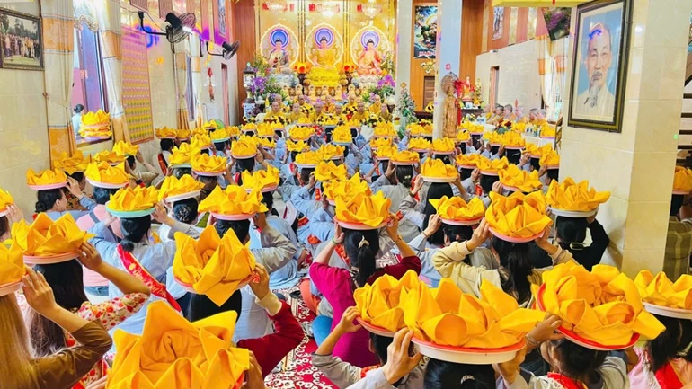 Phật tử dâng cúng pháp y nhân mùa Vu lan - Báo hiếu Phật lịch 2569