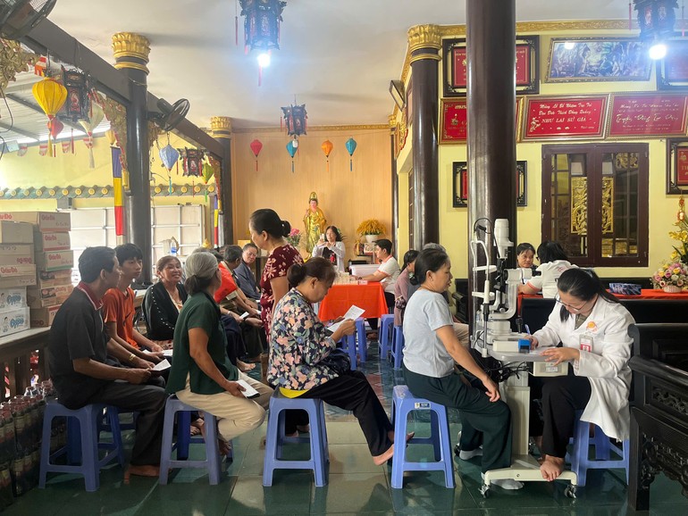 Bà con địa phương về chùa khám mắt miễn phí