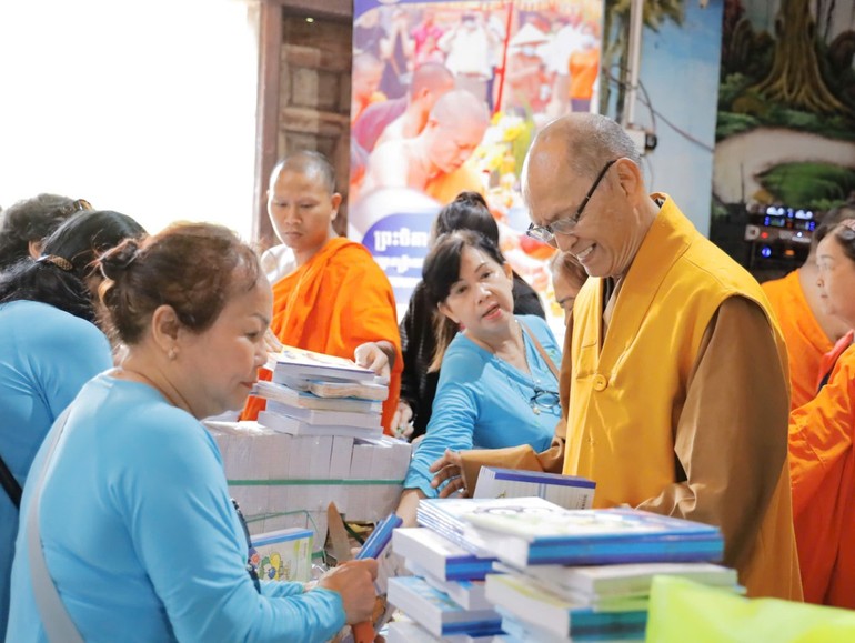 Hòa thượng Thích Quảng Niệm, trưởng đoàn chuẩn bị quà cho học sinh khó khăn