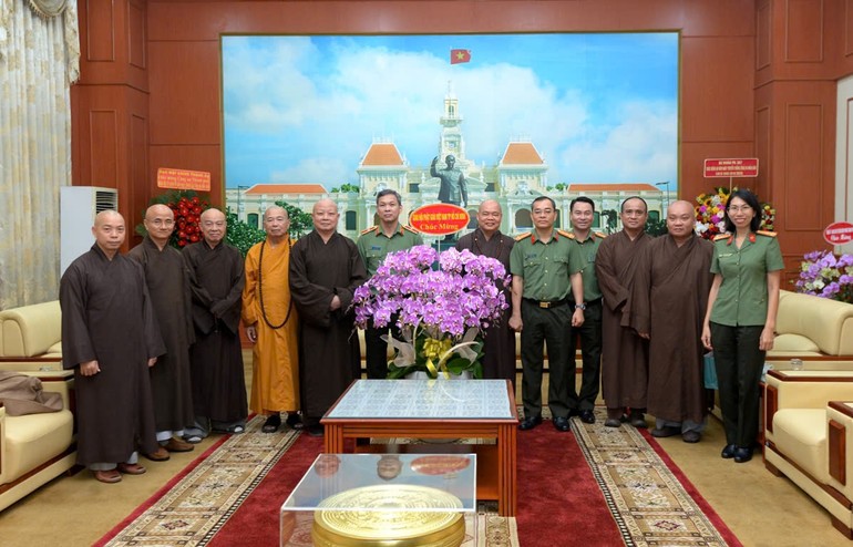 Ban Thường trực Ban Trị sự TP.HCM chúc mừng lãnh đạo Công an TP.HCM nhân Ngày truyền thống Lực lượng Công an Nhân dân - Ảnh: Bảo Toàn