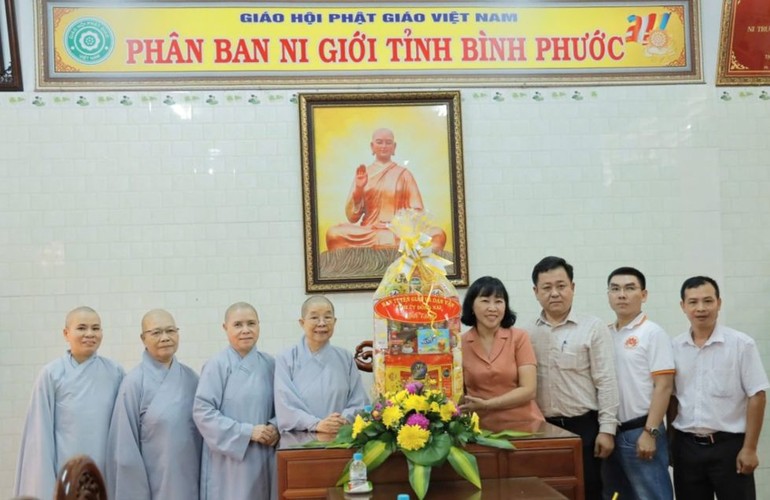  Ban Tuyên giáo và Dân vận tỉnh thăm trường hạ chùa Quang Minh (P.Bình Phước)
