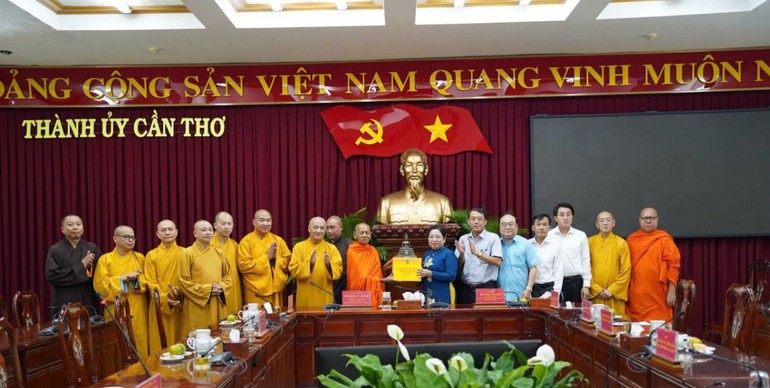 Chư tôn đức Giáo hội thăm và chúc mừng Thành ủy TP.Cần Thơ sau sáp nhập