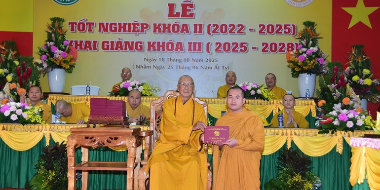 Hòa thượng Thích Huệ Tâm, Hiệu trưởng Trường Trung cấp Phật học Tây Ninh trao Bằng tốt nghiệp đến Tăng sinh