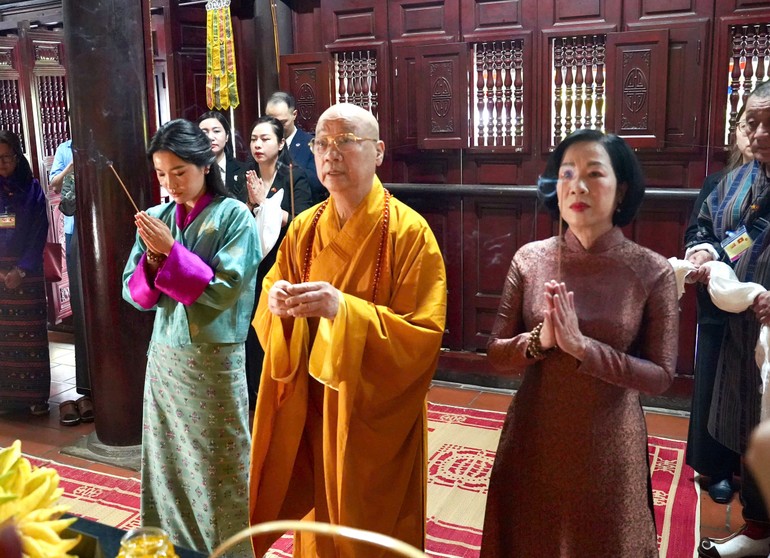 Trưởng lão Hòa thượng Thích Thanh Nhã, bà Nguyễn Thị Minh Nguyệt cùng Hoàng hậu Bhutan Jetsun Pema Wangchuck dâng hương Tam bảo