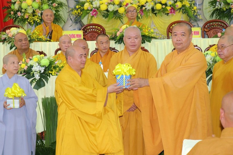 Thượng tọa Thích Trí Thọ trao khuôn dấu của Ban Từ thiện xã hội GHPGVN tỉnh đến Đại đức Thích Trí Thuận
