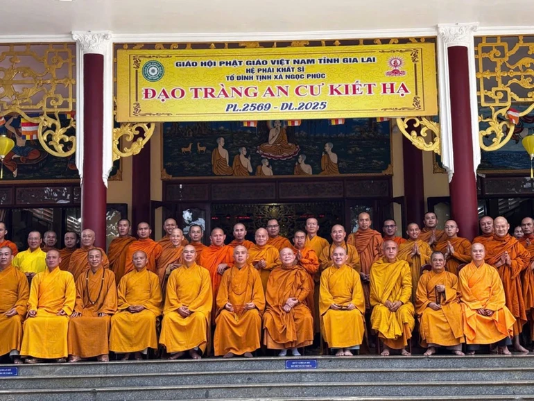 Ban Thường trực chụp ảnh lưu niệm tại trường hạ tịnh xá Ngọc Phúc